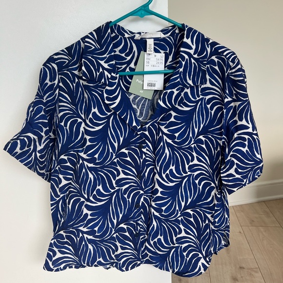 H&M Short-sleeved, button down resort shirt.  Blue and white patterned, cropped. - Picture 1 of 2
